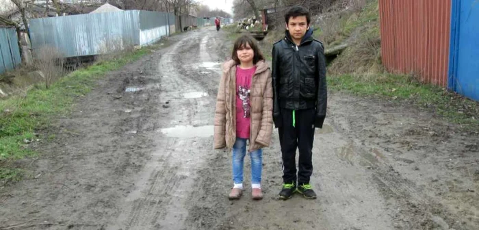 Frații Ioana și Andrei Vidinaru au parcurs zilnic 10 km pe jos pentru a ajunge la școală 