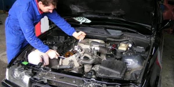 Noile taxe impuse de RAR vor avantaja reprezentantele si atelierele auto mari