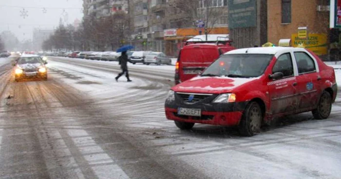 Străzile au fost acoperite de zăpadă.