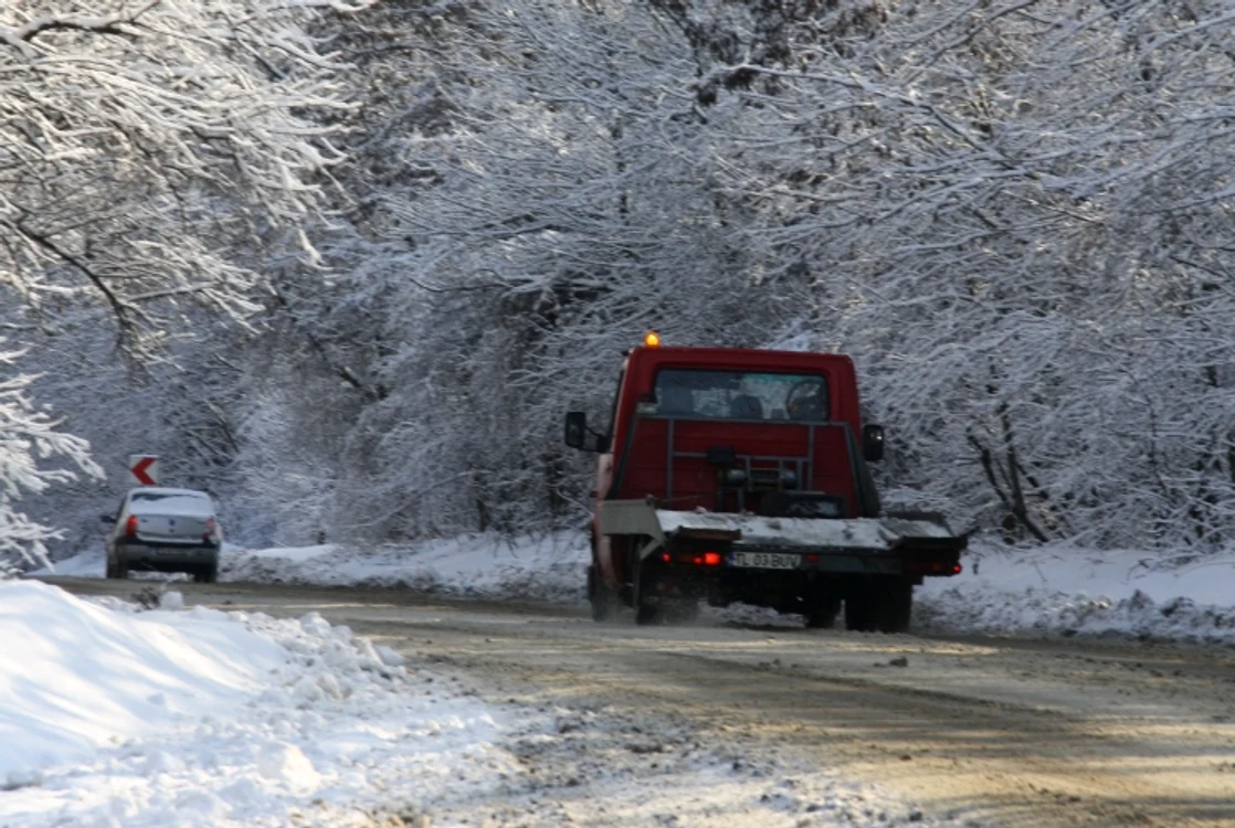 Pe drumurile din Judeţul Tulcea se circulă cu dificultate din cauza zăpezii de pe carosabil