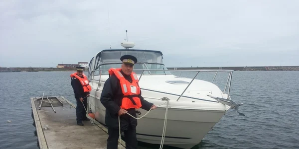 Iahtul naufragiat adus la mal de Garda de Coastă Foto Garda de Coastă Constanţa