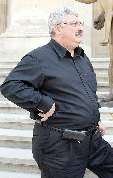 
    Medicul l-a  pus la dietă din cauza  problemelor  cu inima  