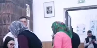 Viceprimarul dintr o comună olteană însoțește alegătorii în cabina de vot mp4 thumbnail png