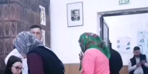 Viceprimarul dintr o comună olteană însoțește alegătorii în cabina de vot mp4 thumbnail png