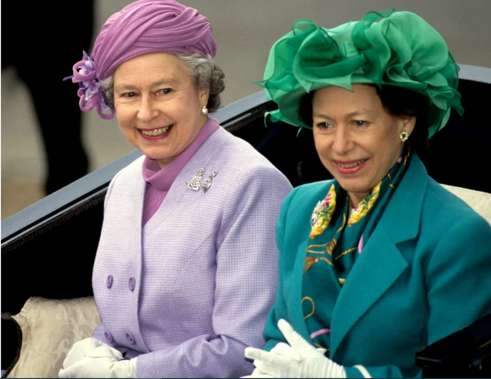 Regina Elisabeta a II-a și sora ei, prințesa Margaret (sursa foto OkMag)