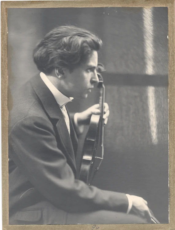 George Enescu în epocă: portret magnetic, expresiv din arhiva Muzeului Naţional „George Enescu”