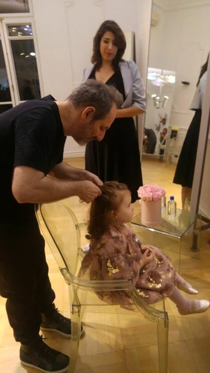 Isabela, fiica Oanei Roman, a fost coafată de Laurent Tourette