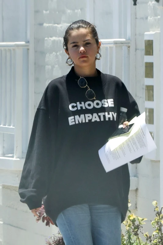 *EXCLUSIVE* Selena Gomez makes a visit to the doctor's in Beverly Hills jpeg