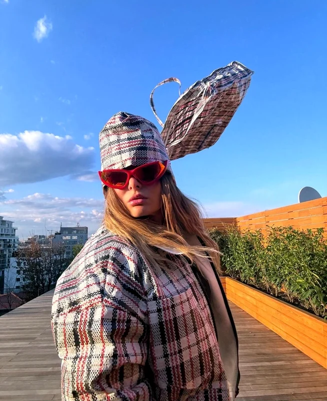 Delia are geacă din rafie sursa Instagram 