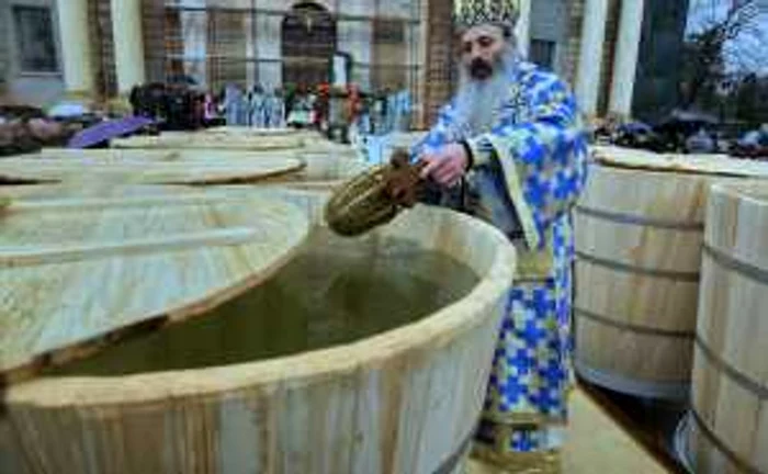 Înalt Preasfinţitul Teofan, Mitropolitul Moldovei şi Bucovinei, sfinţind apa din butoaie la slujba de Bobotează din curtea Catedralei Mitropolitane din Iaşi FOTO Adevărul