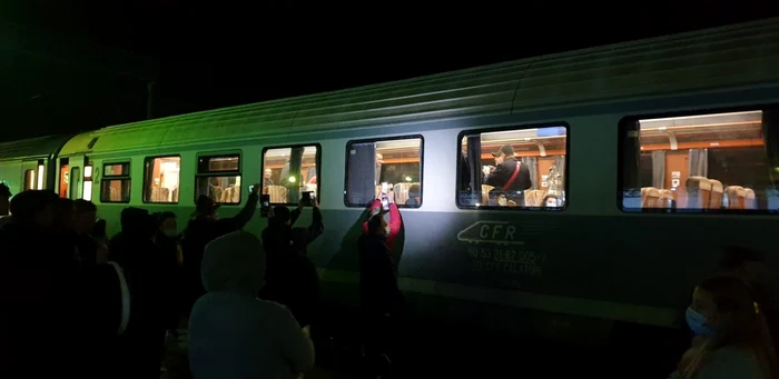 ajutoare alba refugiati tren