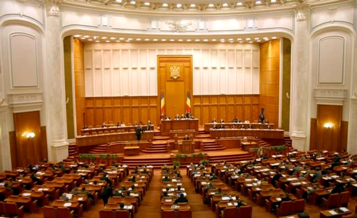 Deputaţii au adoptat legea lustraţiei
