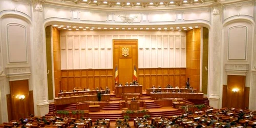 Deputaţii au adoptat legea lustraţiei