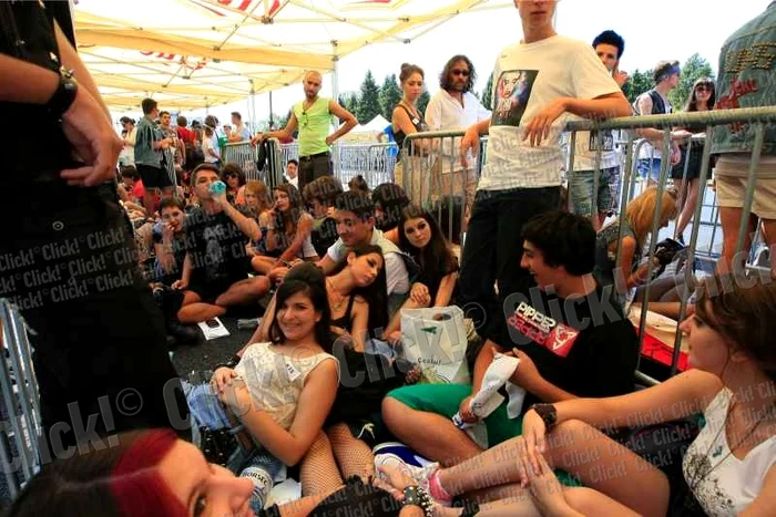 Românii au aşteptat răbdători concertul lui Lady GaGa în Piaţa Constituţiei.