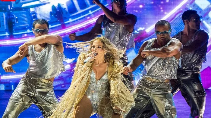 Jennifer Lopez strălucește în turneul „Up All Night” în ținute care redefinesc glamour-ul de scenă