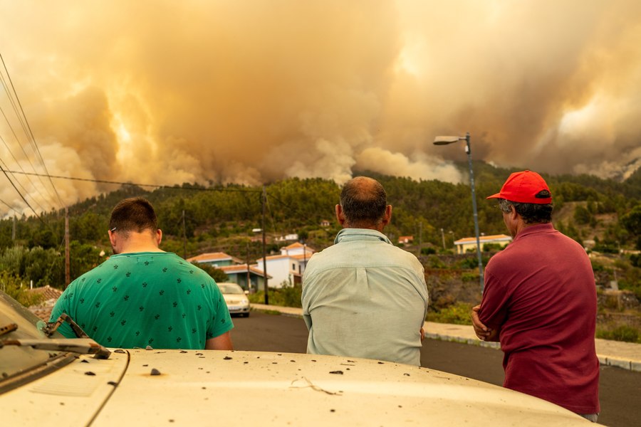 Evacuări din cauza incendiului de vegetaţie din insula spaniolă La Palma VIDEO
