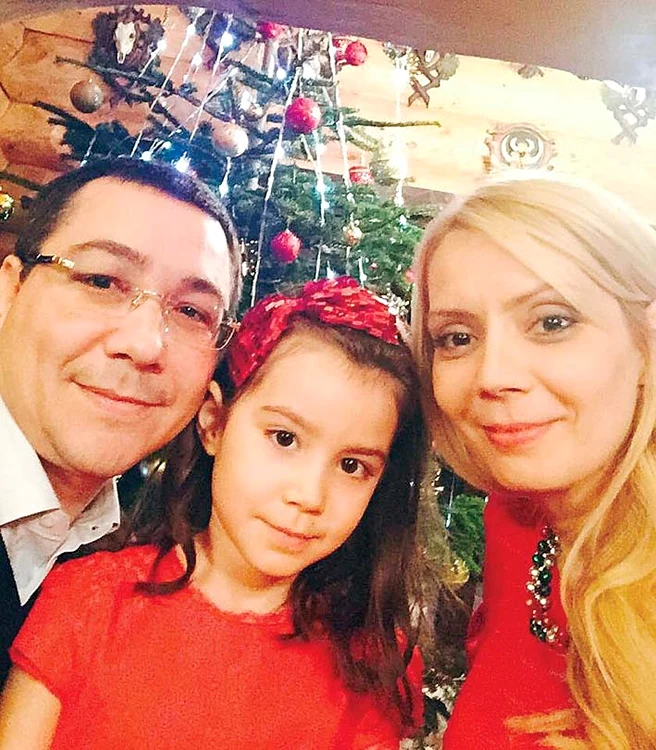 Victor Ponta, Daciana şi Irina, lângă bradul de Crăciun