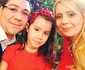Victor Ponta, Daciana şi Irina, lângă bradul de Crăciun jpeg