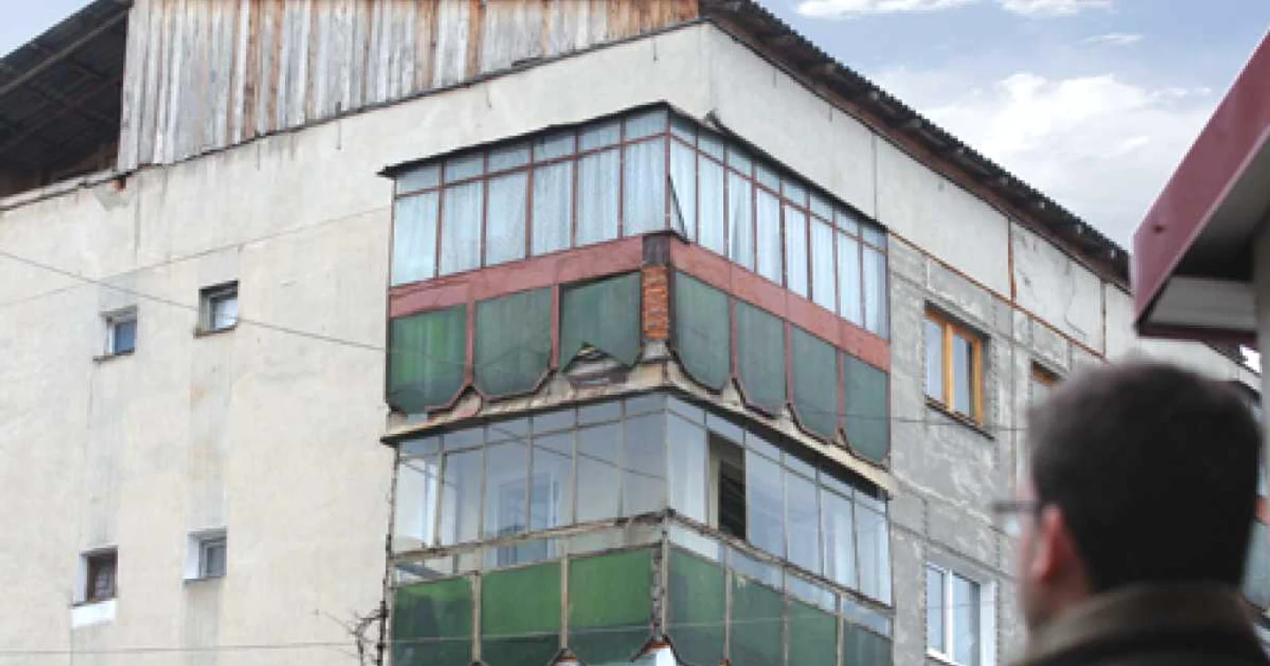 Balcoanele de la ultimele etaje au ajuns în vizorul edililor