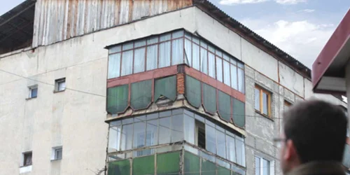 Balcoanele de la ultimele etaje au ajuns în vizorul edililor