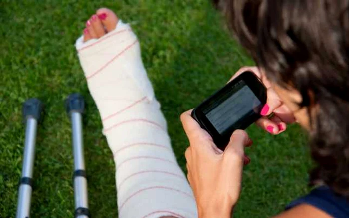 Cercetarea a arătat că a crescut numărul de accidentări cauzate de utilizarea smartphone-ului, cu 43% din persoane care au călcat greşit pentru că erau cu ochii pironiţi în ecranul telefonului, şi 60% care şi-au scăpat aparatul pe faţă în timp ce citeau întinşi pe spate. FOTO 123RF