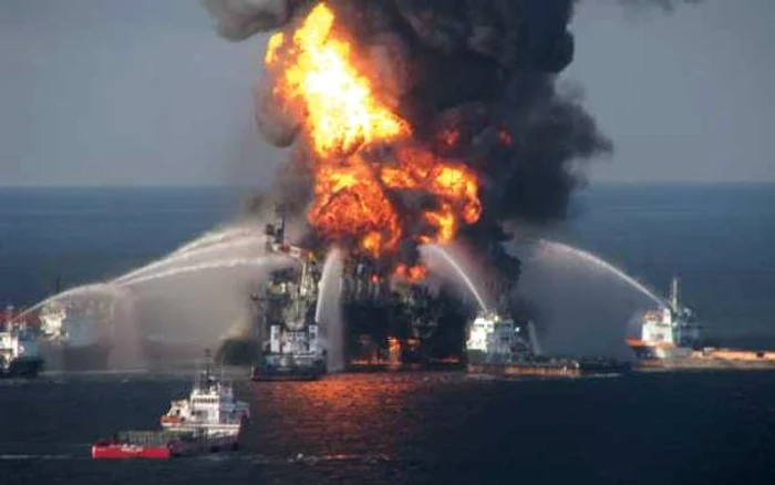 Platforma Deepwater Horizon, în flăcari, la 20 aprilie 2010. FOTO britannica.com