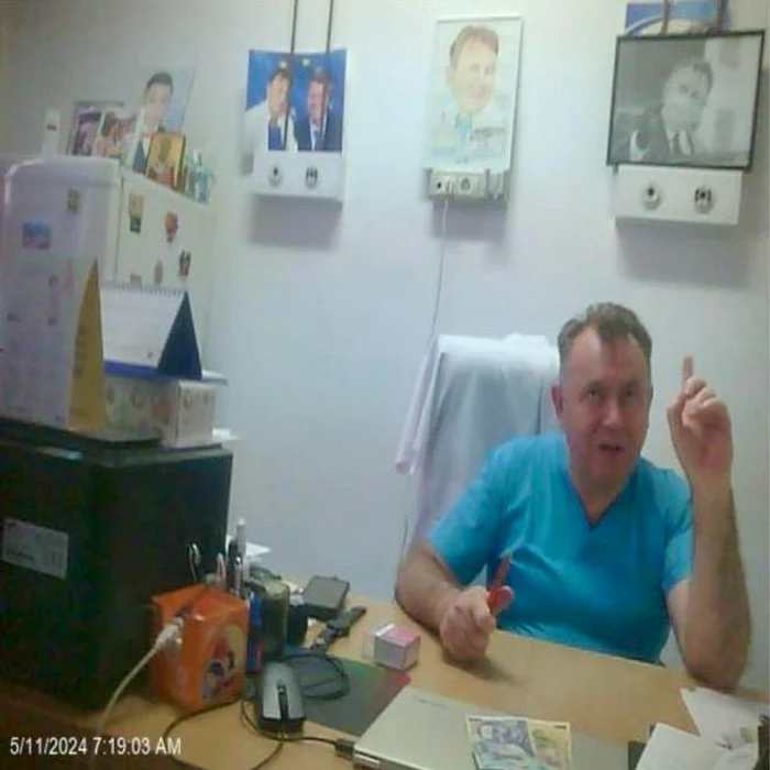 Pe biroul medicului se văd 300 de lei. FOTO Adevărul