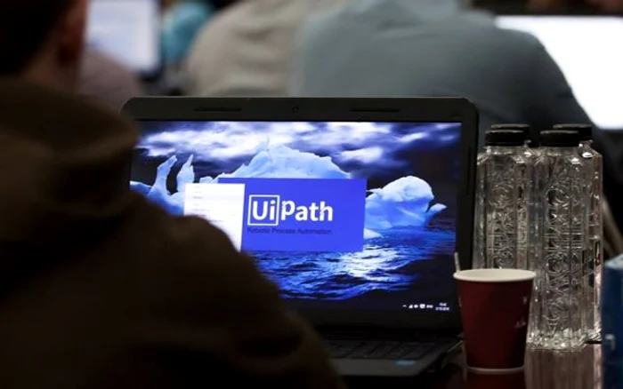 Aplicația UiPath deschisă pe un laptop