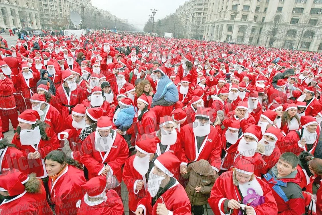 
    21 decembrie 2008- Aproape 4.000 de oameni  au purtat costum de  Moş Crăciun şi au împărţit  cadouri copiilor  