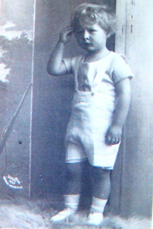 După prima renunţare la tron a Principelui Carol al II-lea în 1925, Mihai a fost proclamat Moştenitor al Tronului, în ianuarie 1926;
Foto: „Familia Regală, o istorie în imagini“ (Catalogul expoziţiei), Muzeul Naţional de Istorie a României, mai-iunie 2009