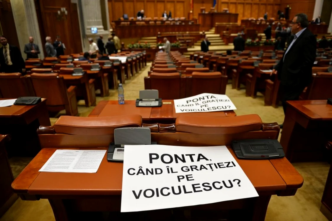 Un afiş pe care scria mesajul „Ponta, când îl graţiezi pe Voiculescu?" a fost expus în Camera Deputaţilor, marţi, 9 septembrie 2014 FOTO Mediafax