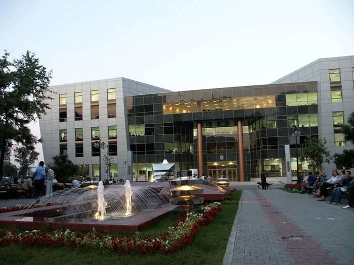 Polițiștii fac cercetări la sediul Primăriei sectorului 2 foto: arhiva personală