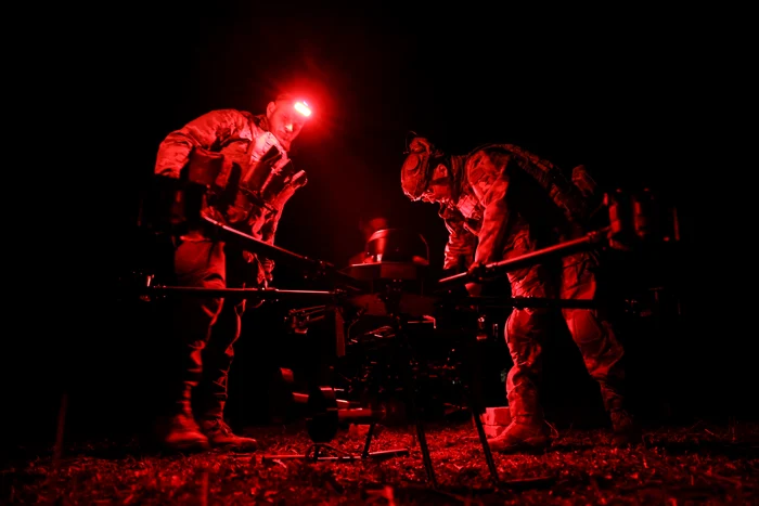 Soldați ucraineni plasează o bombă pe o dronă Vampir FOTO Profimedia