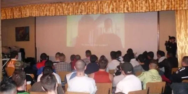 S-a oprit vizionarea filmului din cauza discuţiilor care au avut loc între deţinuţi