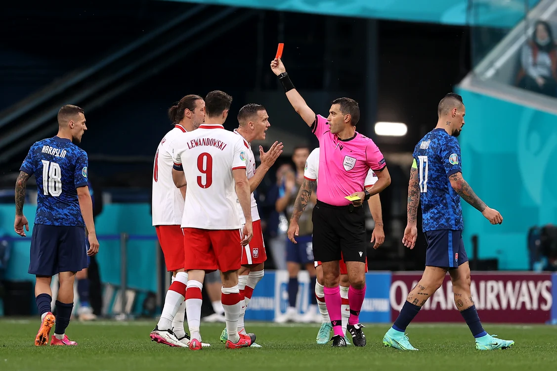 
    Ovidiu Hațegan i-a arătat cartonașul roșu polonezului KrychowiakFoto: Guliver / GettyImages  