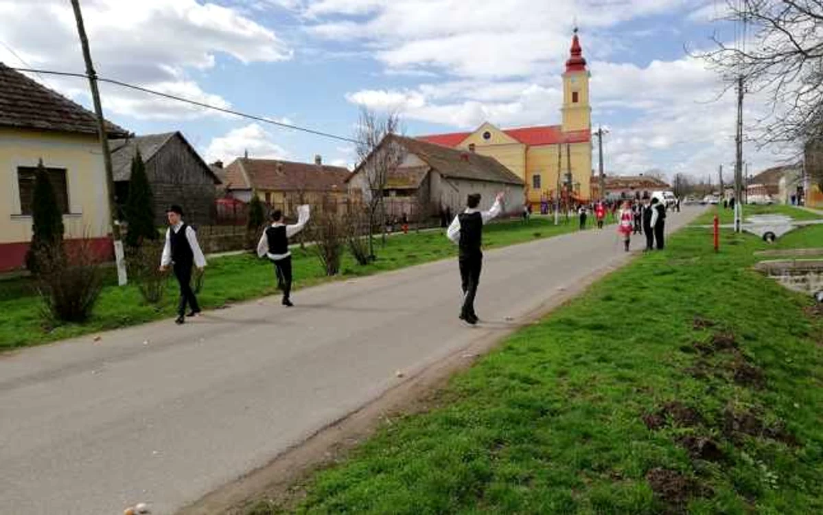 Nu de puţine ori se întâmplă ca tinerii să se nimerească singuri cu ouăle aruncate în sus - foto: Adrian Caraba