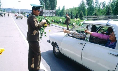 Calendar 6 mai: 1990   „Podul de flori” de peste Prut: Prima deschidere a frontierelor dintre România și RSS Moldovenească jpeg