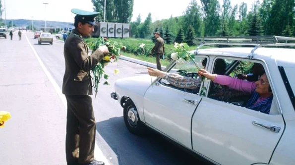 Calendar 6 mai: 1990   „Podul de flori” de peste Prut: Prima deschidere a frontierelor dintre România și RSS Moldovenească jpeg