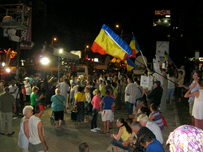 Zeci de oameni s-au adunat în faţa Teatrului Naţional FOTO: Captură RTV.net