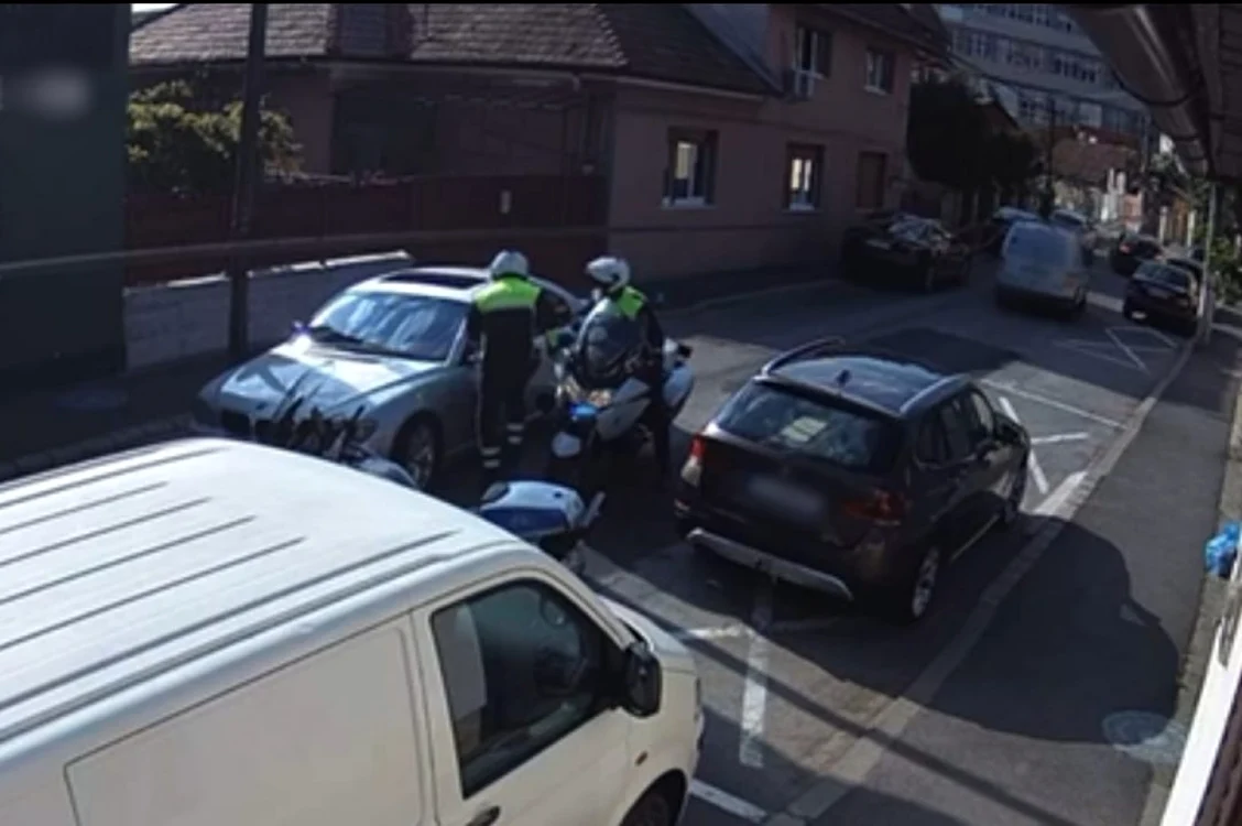 Poliţiştii au intervenit rapid şi au reuşit să-l „extragă” pe şoferul recalcitrant. FOTO Captură video