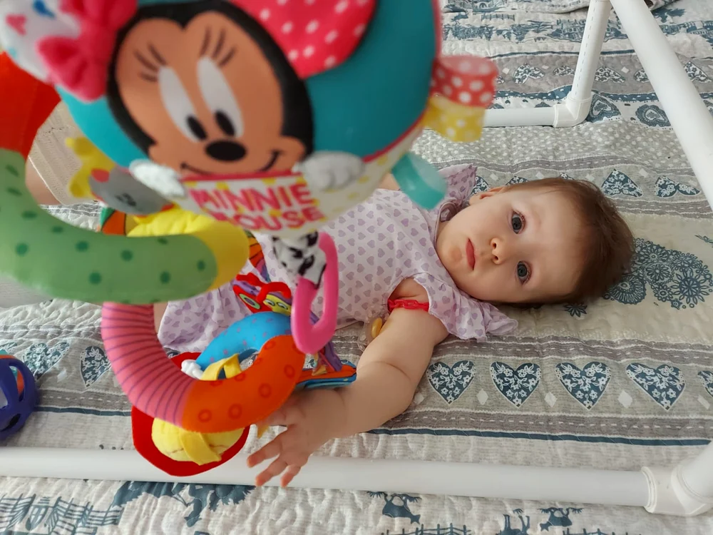 Alexa este o fetiță în vârstă de 11 luni, diagnosticată cu amiotrofie spinală de tip 1