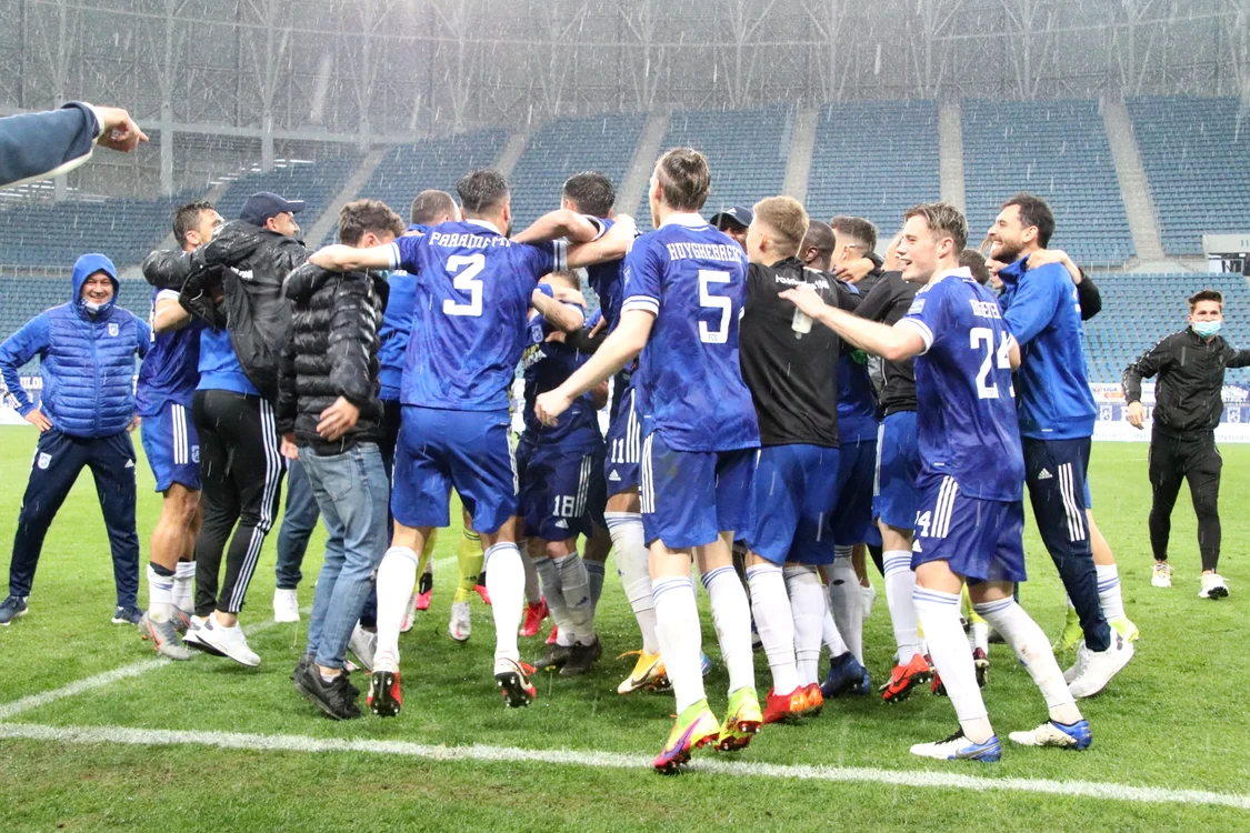 
    Fotbaliștii lui U Craiova 1948 au sărbătorit promovarea în Liga 1Foto: sportpictures.eu  