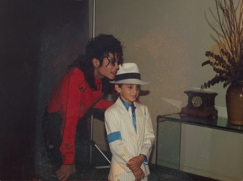 Australianul Wade Robson, originar din Brisbane, are în prezent 36 de ani. Când era mic, a apărut în 3 videoclipuri de-ale lui Michael Jackson 