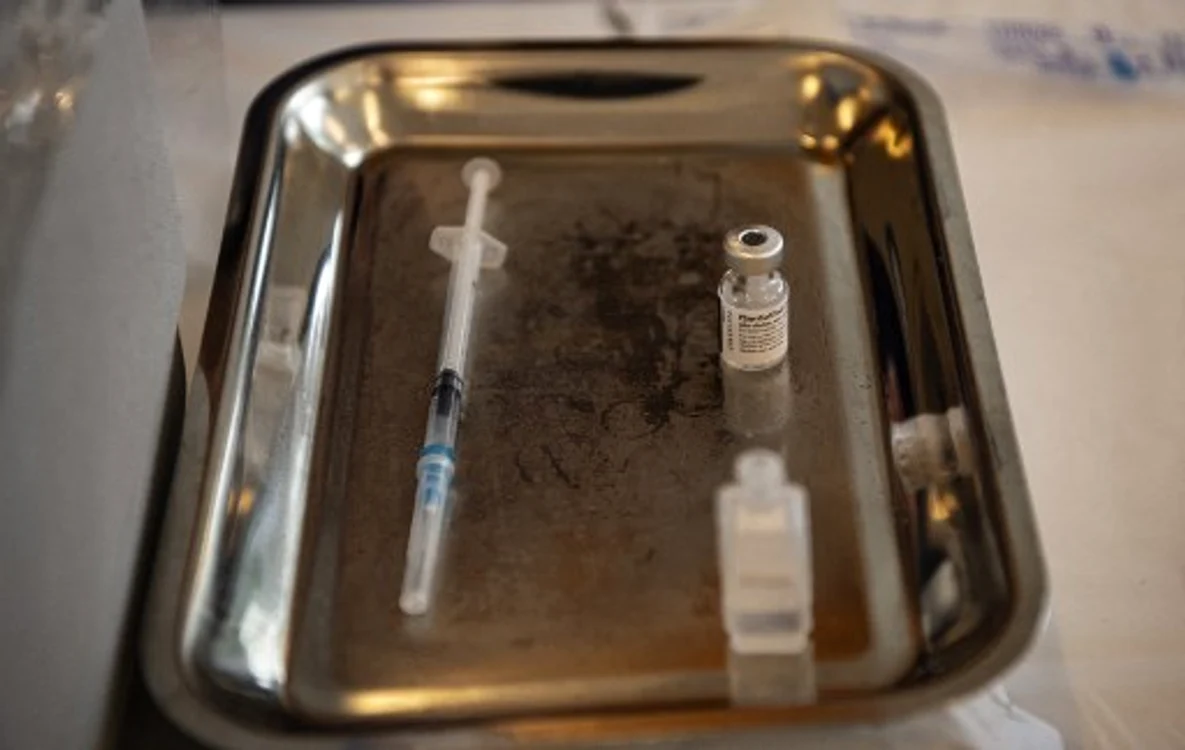 
    FDA a adăugat un avertistment de miocardită în propectele vaccinurilor Pfizer şi Modernafoto: AFP  