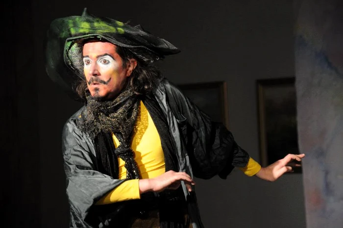 Iulian Ilinca în timpul unui spectacol