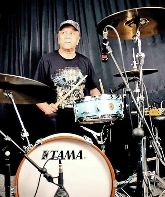 Nelu Dumitrescu  susține concertele Iris  cu diferiți vocaliști