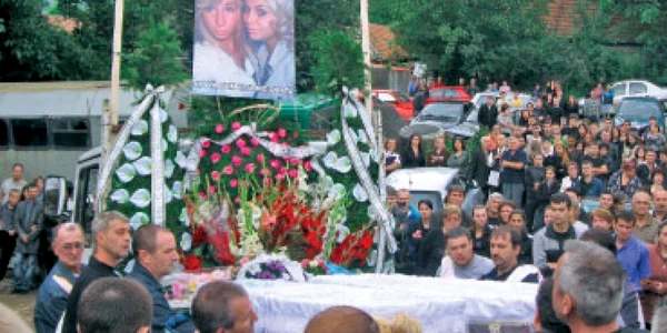 Pe ultimul drum în rochii de mireasă