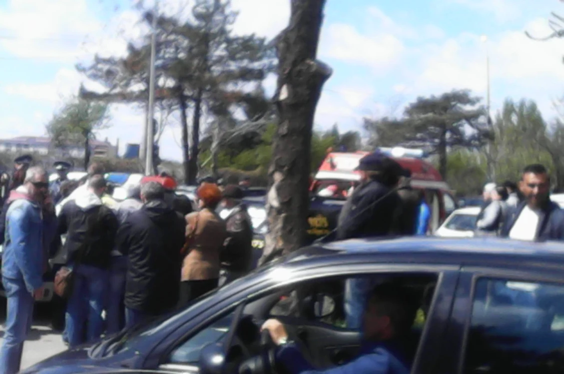 O ambulanţă a venit la cimitirul Eternitatea pentru a ajuta o femeie care a fost rănită în aglomeraţia de la înmormântarea Marioarei Zăvoranu