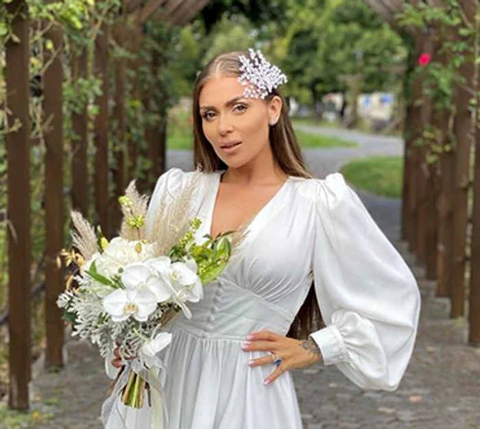 
    În februarie 2012, când a  participat la „Vocea României”  (PRO TV), Oana Radu cântărea  120 kg. De aici a primit porecla  de “Adelle de România”, fiind  asemănată şi la voce, şi la  talie, cu celebra artistă britanică Foto: ProTV  