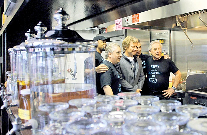 Clienţii se pot poza cu patronul după ce spală paharele